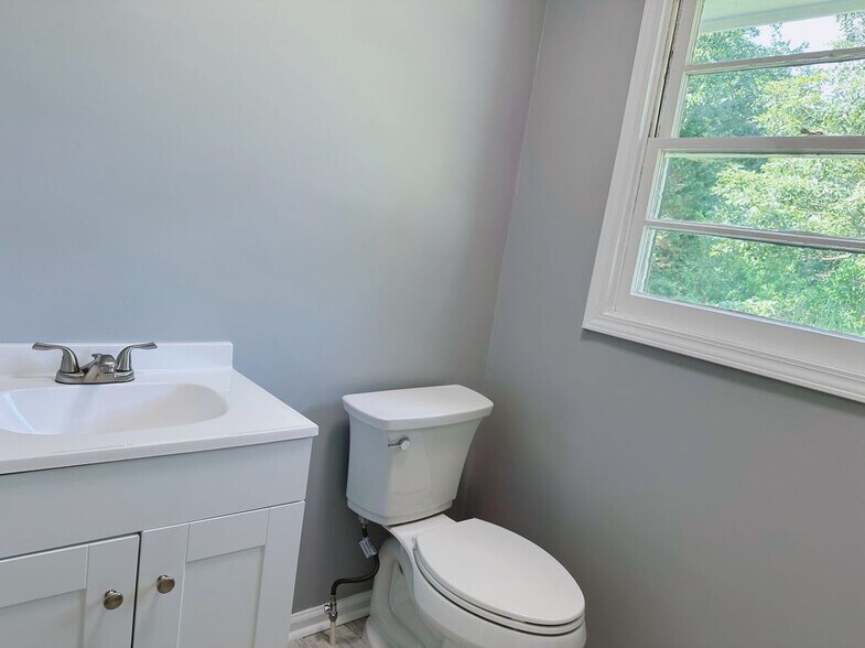 Building Photo - 1463 Beacon Light Rd