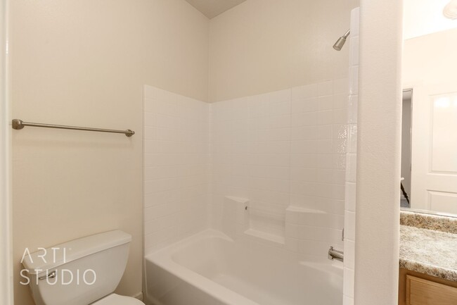 Building Photo - Newly Remodeled 3 Bedroom, 2 Bathroom Upst...