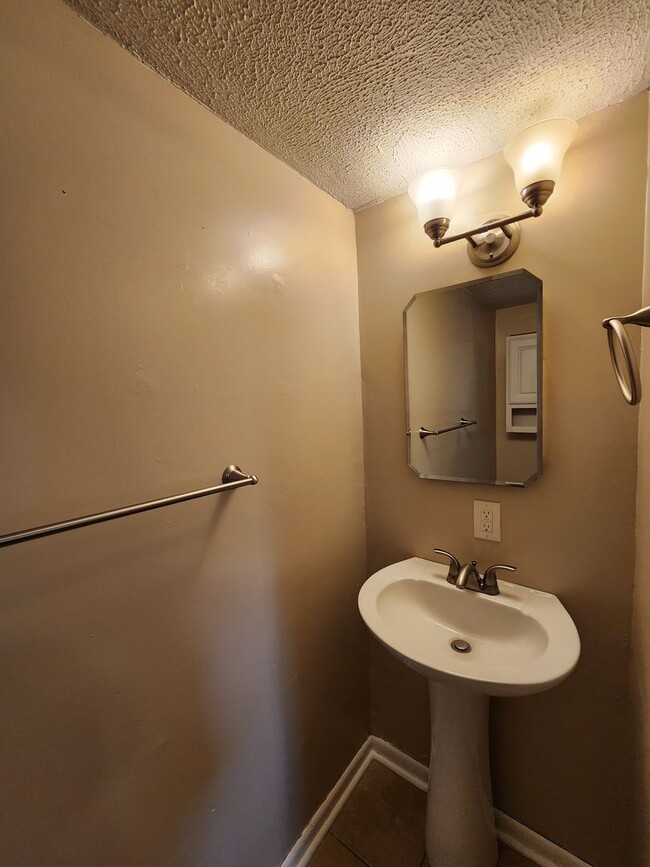 Building Photo - 3 Bedrooms, 1.5 Bath Brick Bungalow with Basement & Large Yard.  Close to UofL.