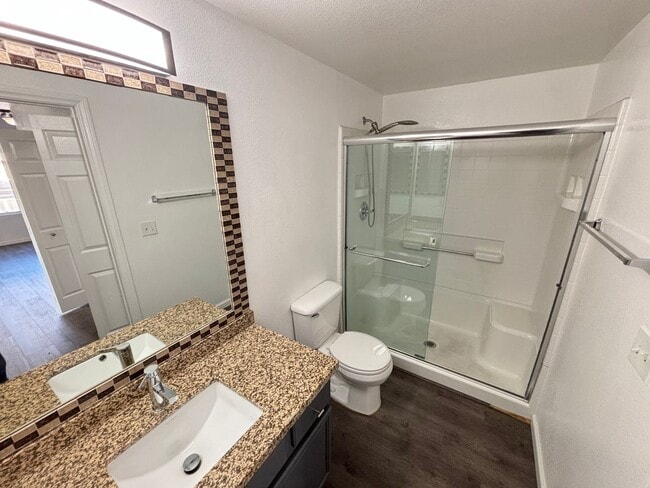 Building Photo - Modern 2bed/1.5bath  Condo nestled in a great area!