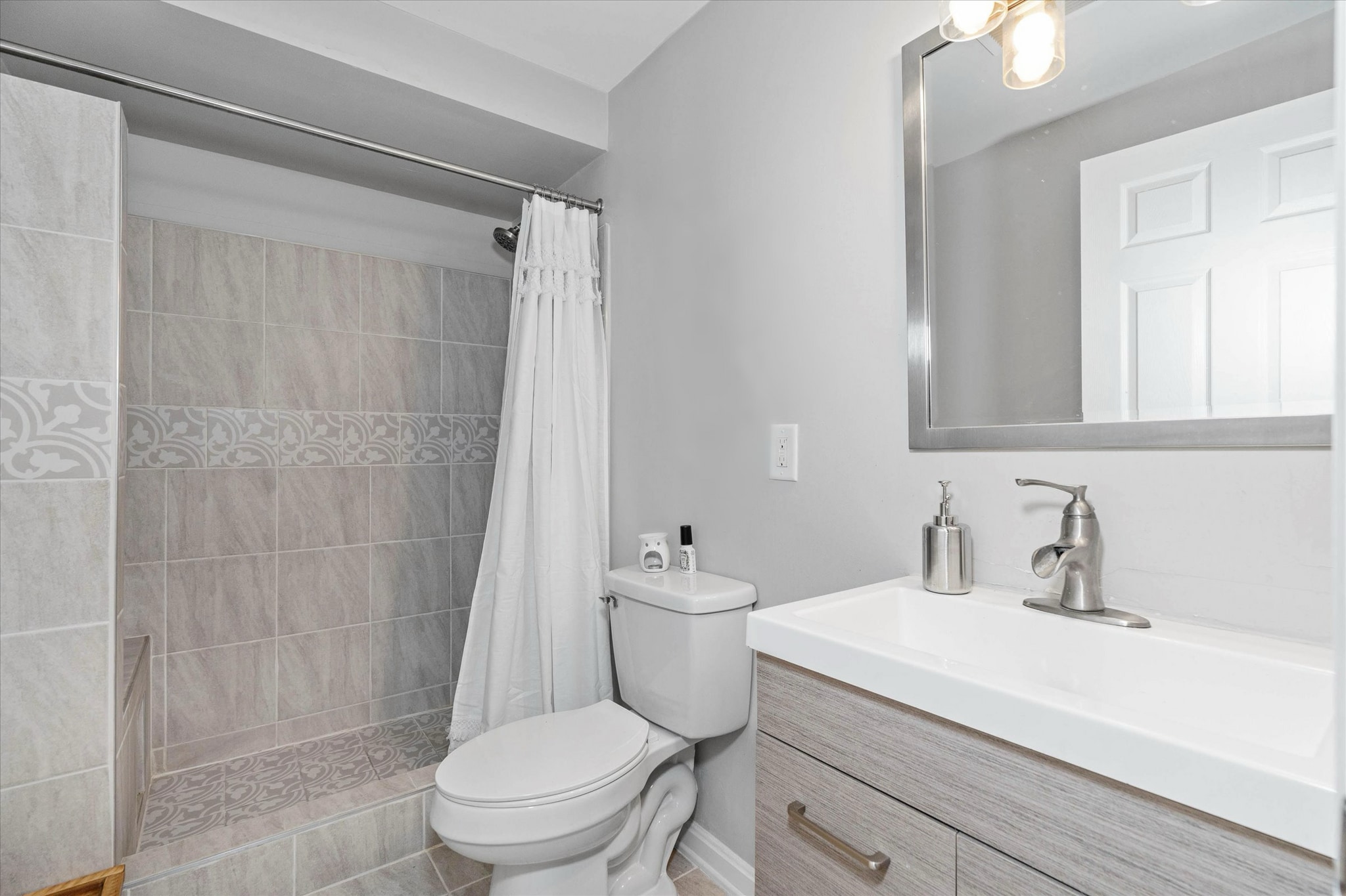 Building Photo - 305 E 9th St