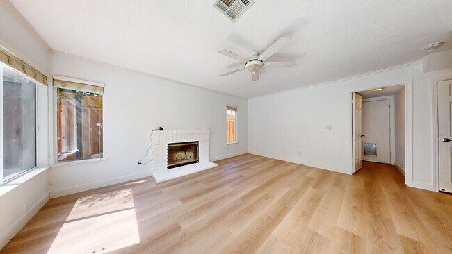 Building Photo - 490 Silvertail Pl