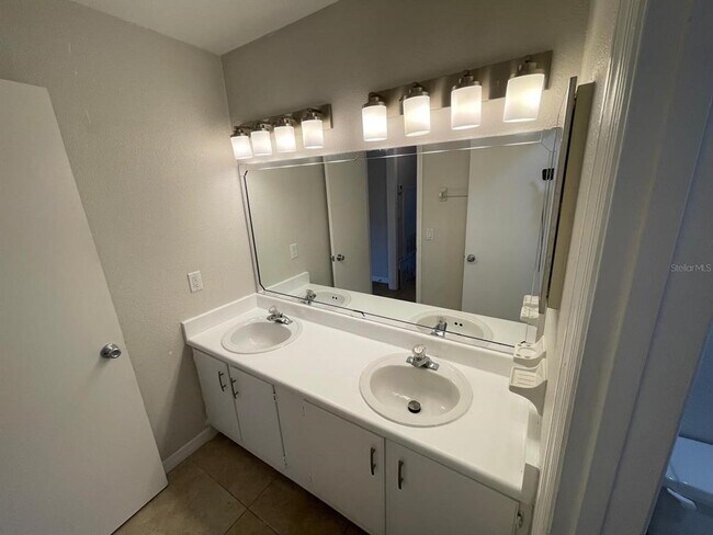 Building Photo - 614 Grenadine Ct