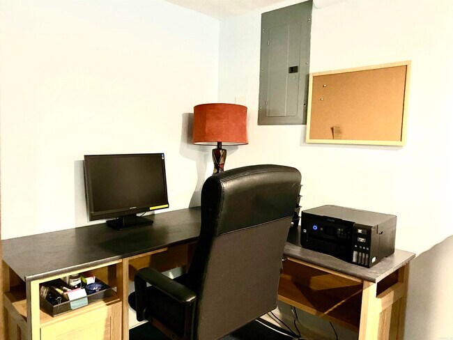 Building Photo - 1305 Stratford Ave