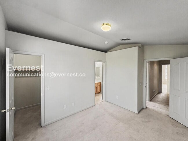 Building Photo - 4 Bed, 3 Bath Home with Garage / Pet-Friendly / Vouchers Accepted / Available Now!