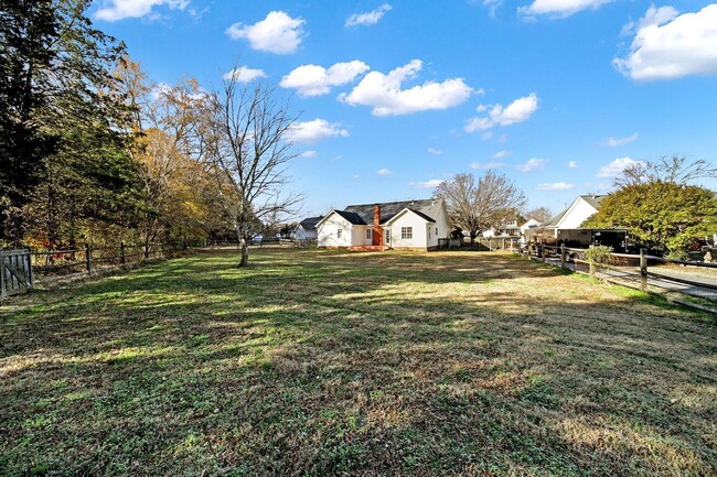 Building Photo - Indian Trail Ranch!