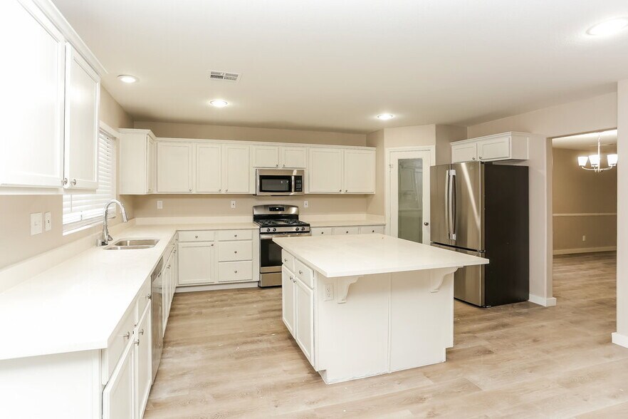 Building Photo - 2418 Island Paradise Ave