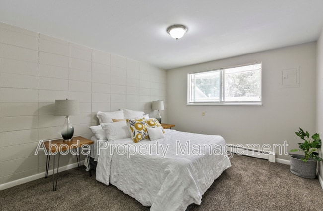 Building Photo - 434 W 10th St