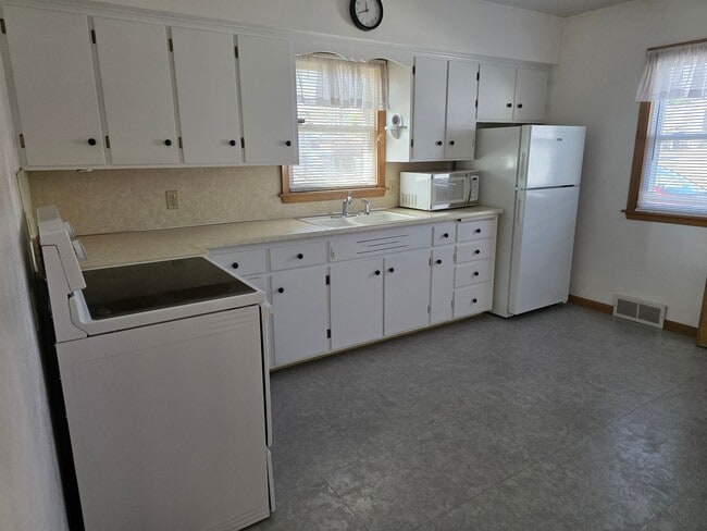 Building Photo - 2 bedroom, 1 bath house