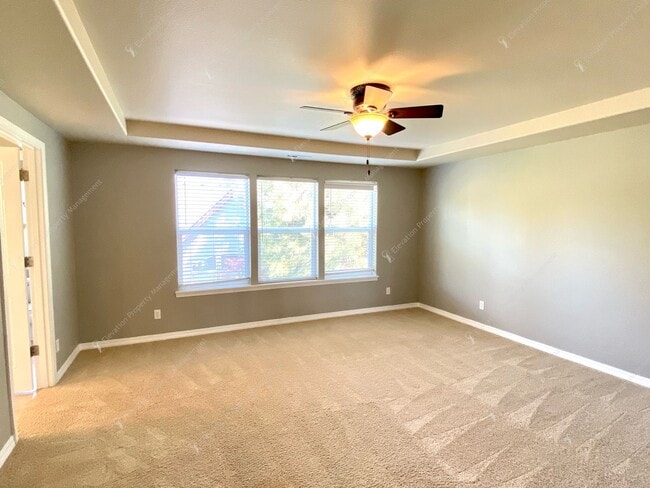 Building Photo - Spacious Corner Home with Community Pool in Prime SW Bend Location