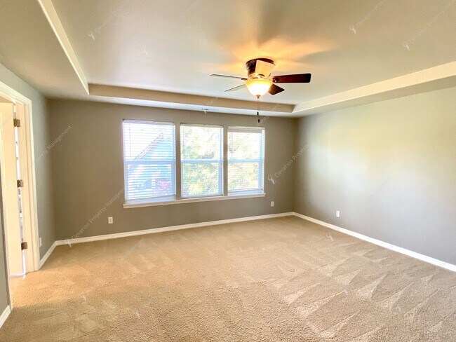 Building Photo - Spacious Home with Brand New Carpet in Prime SW Bend Location