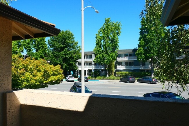 Building Photo - 2 bed/2 bath Condo with new flooring, balcony
