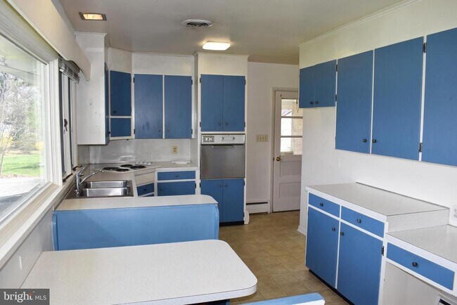 Building Photo - 6056 Lincoln Way W