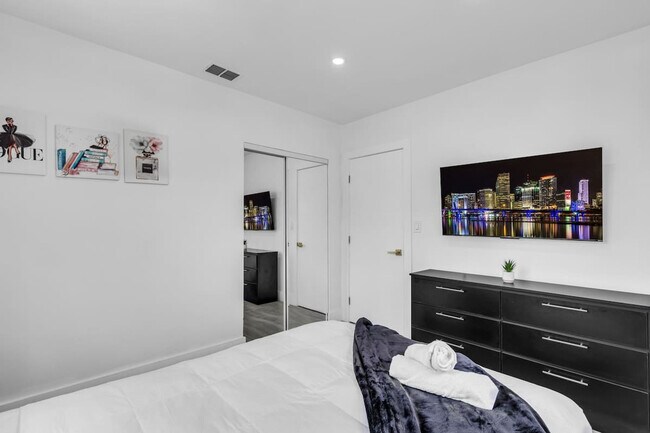 Building Photo - 1255 NE 199th St