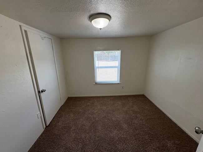 Building Photo - Dinuba Home Rent Ready !