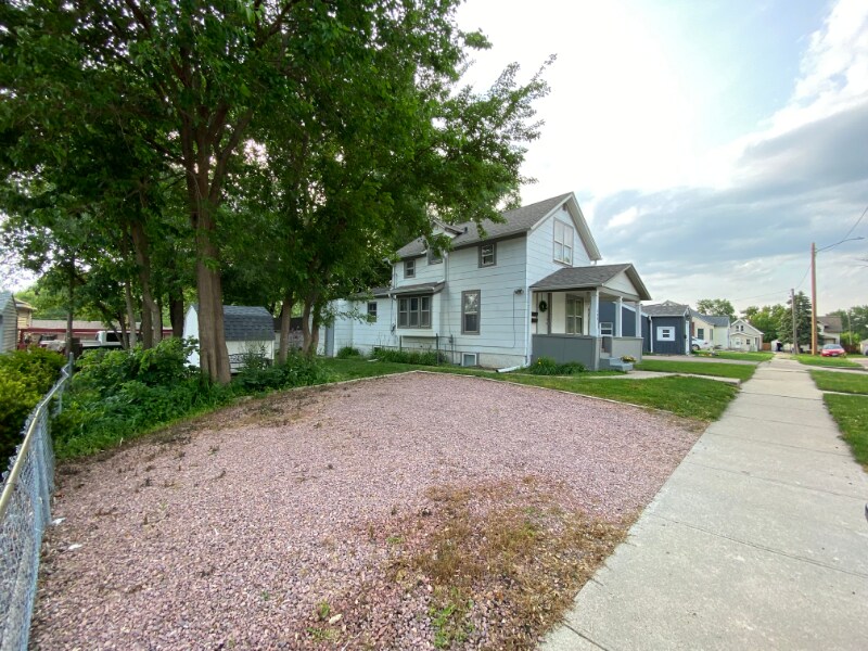 Building Photo - 209 S Willow Ave