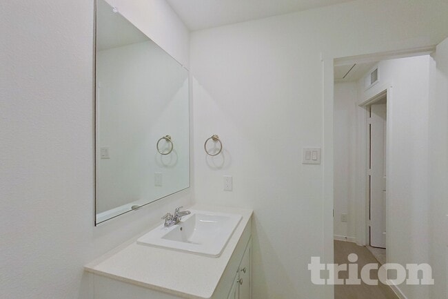 Building Photo - 1605 Baugh St