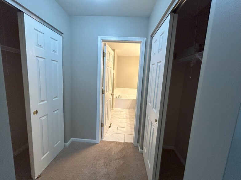 Building Photo - 707 Red Oak Ct