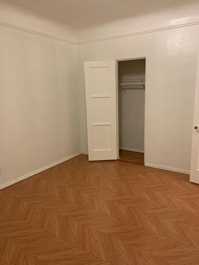 Building Photo - 132 S Canon Dr