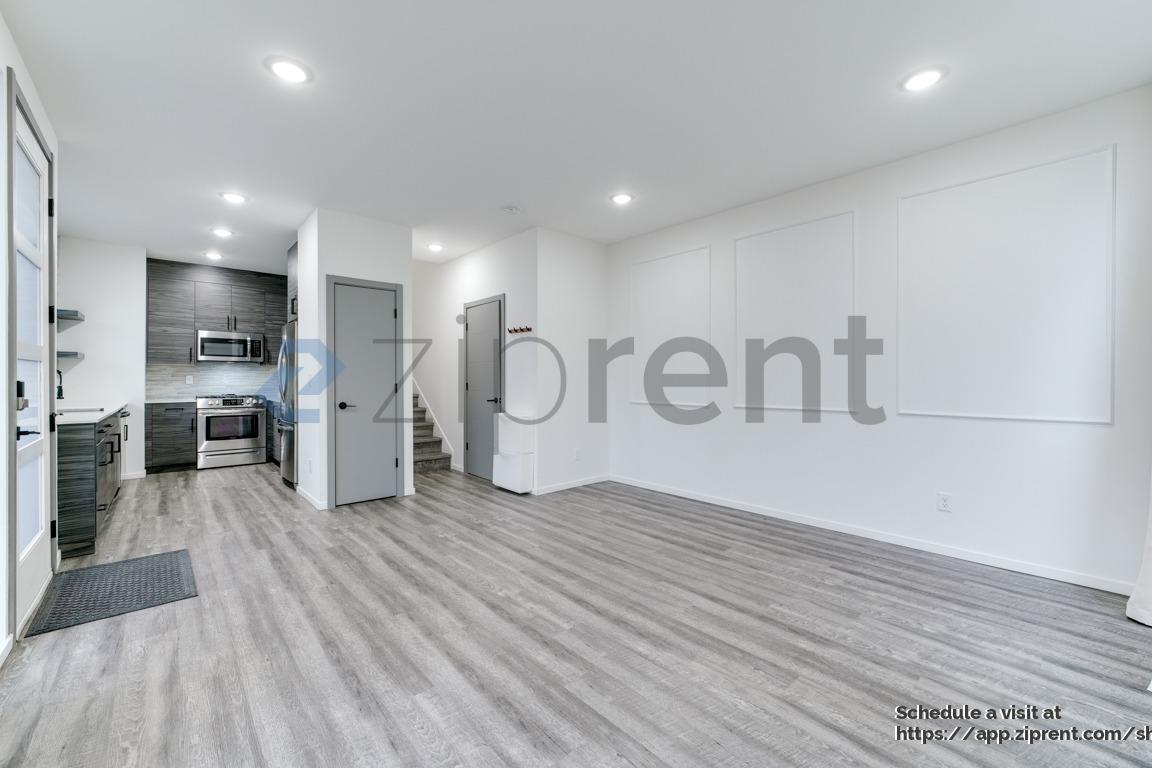 Building Photo - 539 S Cloverdale St