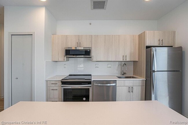 Building Photo - 7410 Kercheval Ave