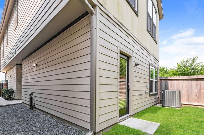 Building Photo - 305 N Centro Cir