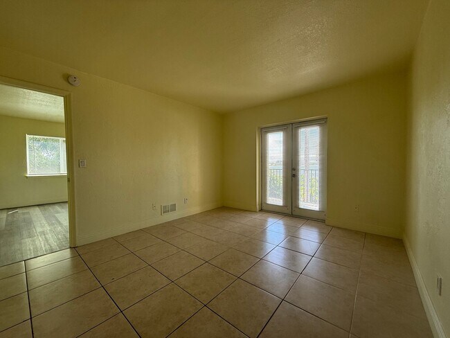 Building Photo - 900 S Peninsula Dr