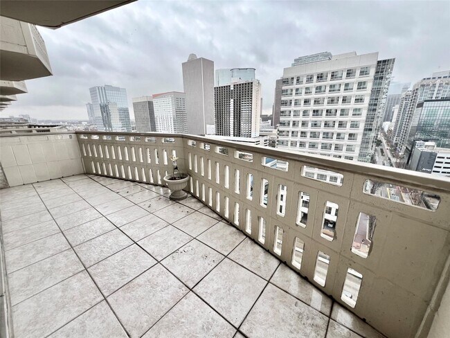 Building Photo - 2016 Main St