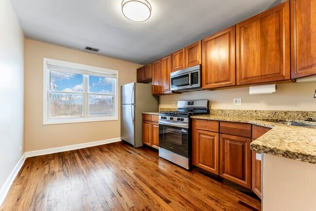 Building Photo - 6417 N Damen Ave