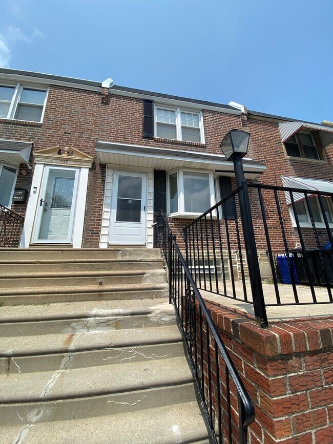 Building Photo - 3b1.5b Row House with Deck near Torresdale ave Available Now