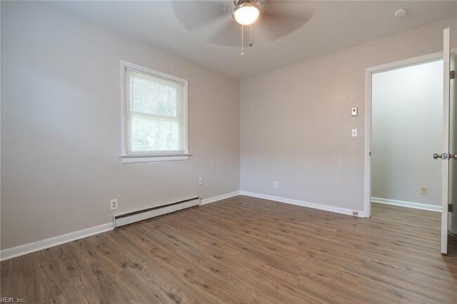 Building Photo - 344 Woodview Ave