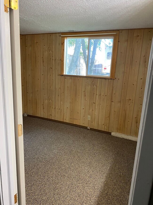 Building Photo - 2 BEDROOM LAKE HOUSE!