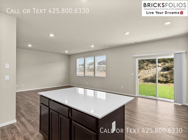 Building Photo - Inviting Home in Port Orchard with a Perfe...