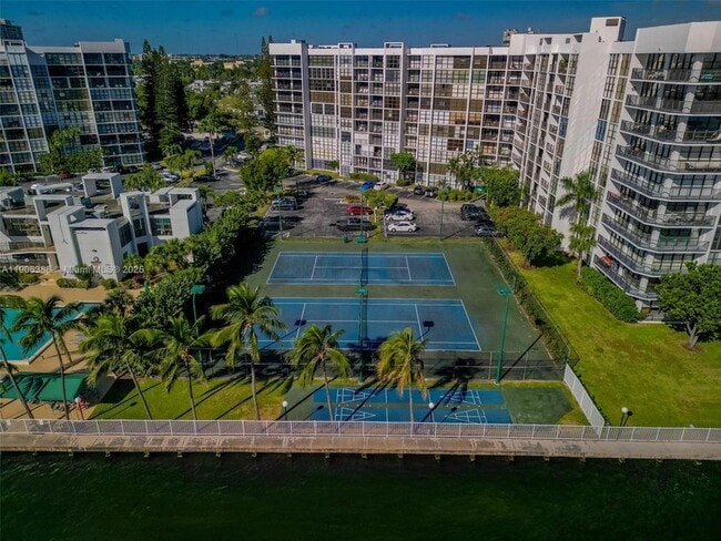 Building Photo - 800 Parkview Dr