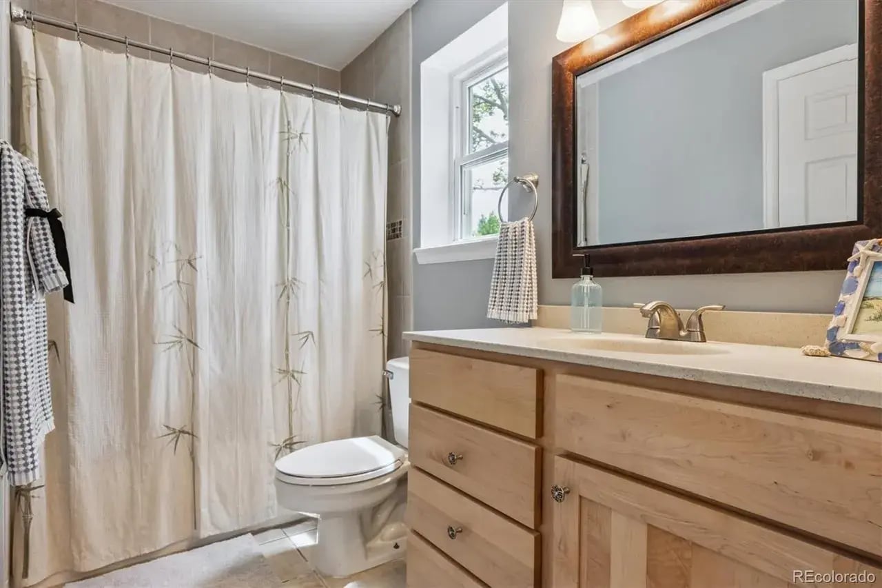 Master Bathroom - 693 Delwood Ct