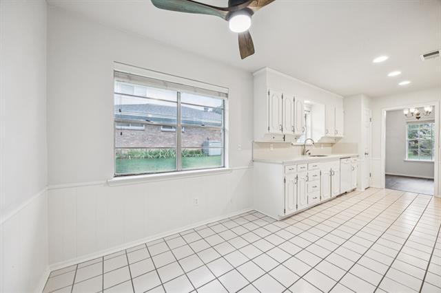 Building Photo - 1800 Midcrest Dr