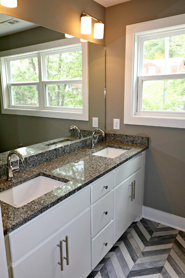 Building Photo - Spacious 4-Bedroom home minutes walk from the park!