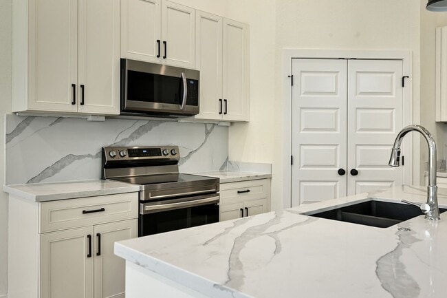 Building Photo - 100-102 Amberwood Ct