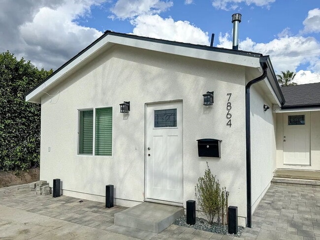 Building Photo - This newly remodeled 1-bedroom, 1-bathroom...