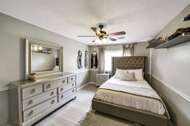 Building Photo - 3711 Pinehurst Dr