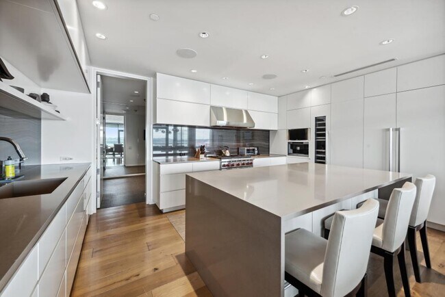 Building Photo - Millennium Tower - 2 bedrooms + den