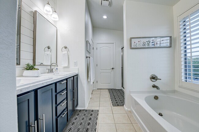 Master Bathroom - 4222 E Bonanza Rd