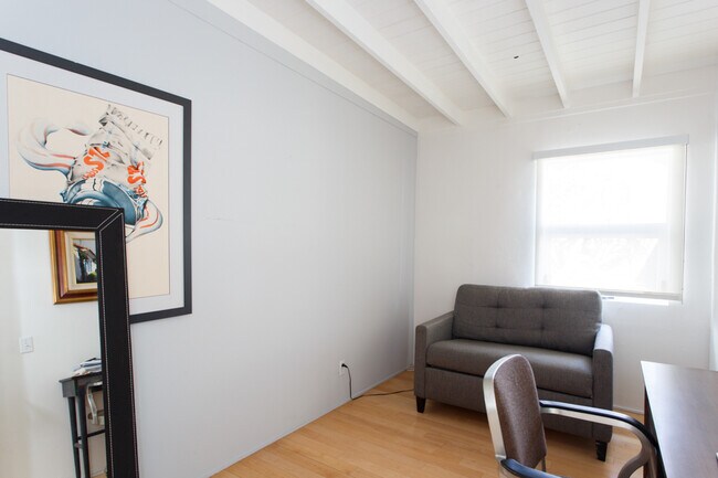 Building Photo - 2036 Walgrove Ave