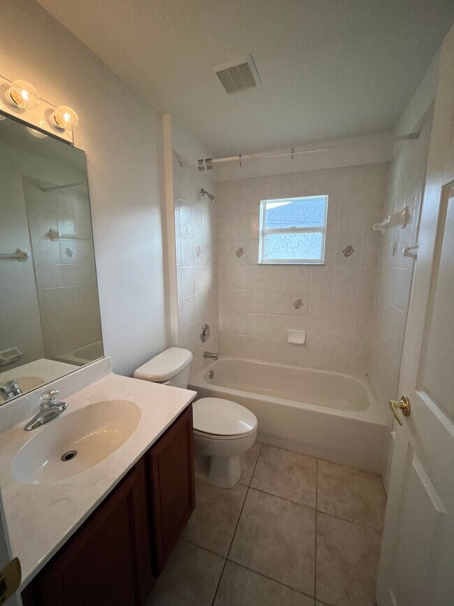 Building Photo - Convenient 3/2/2 PSL Home with Backyard Oa...