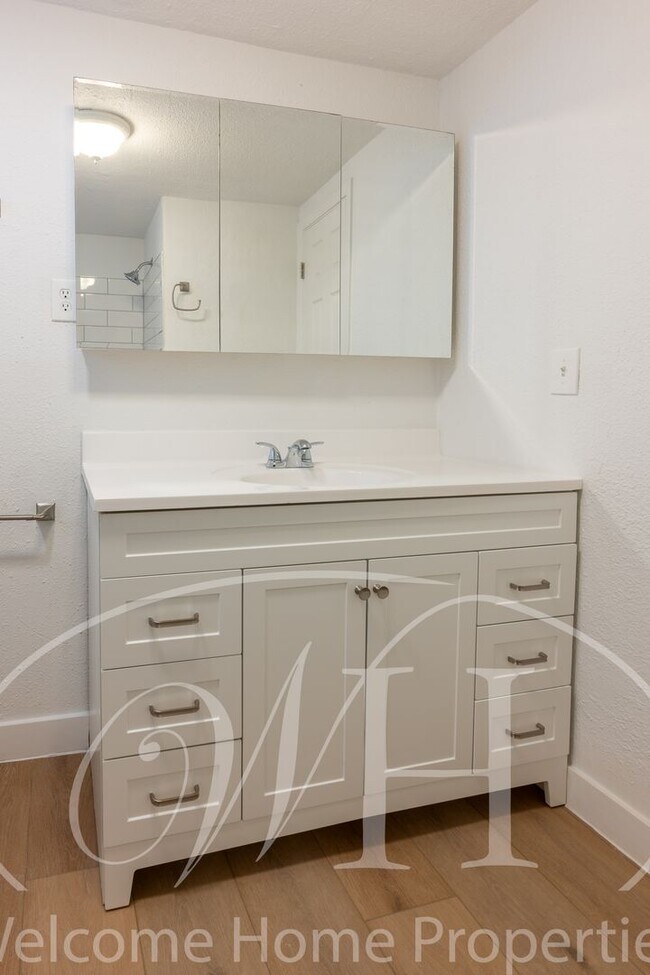 Building Photo - 3-Bedroom Home with Fenced Yard & Off-Stre...