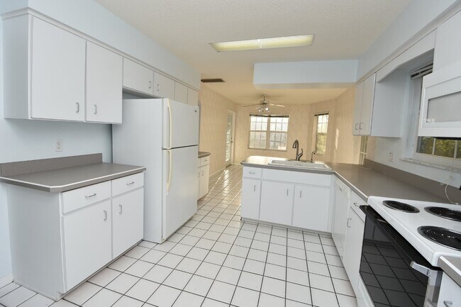 Building Photo - Salt water canal, 2 story home