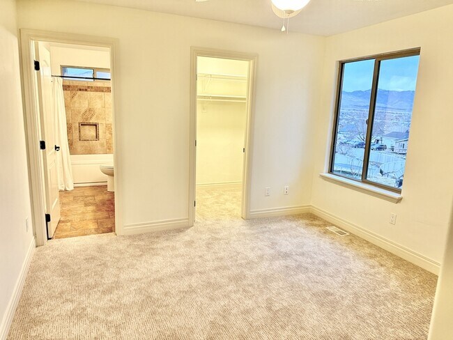 Building Photo - 14328 S Log Home Ln