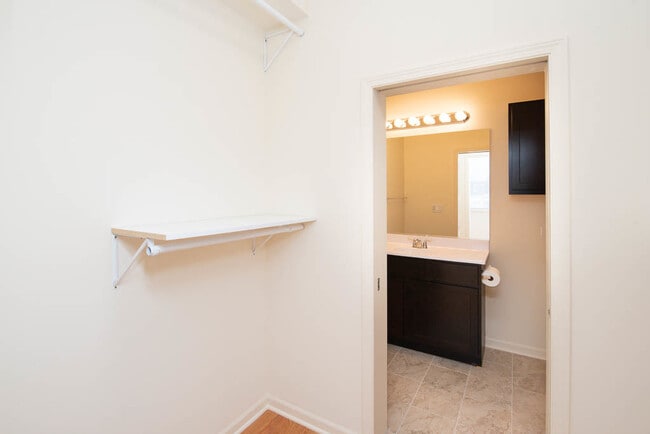 Building Photo - 3013 N Clybourn Ave