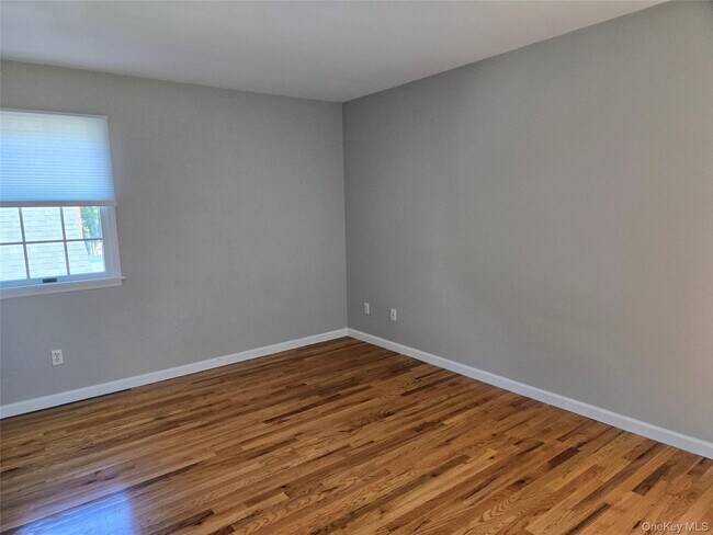 Building Photo - 56 Linwood Rd N