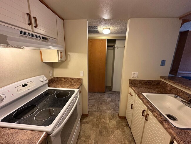 Building Photo - Cute and Cozy 1 Bedroom Condo in Gated Tim...